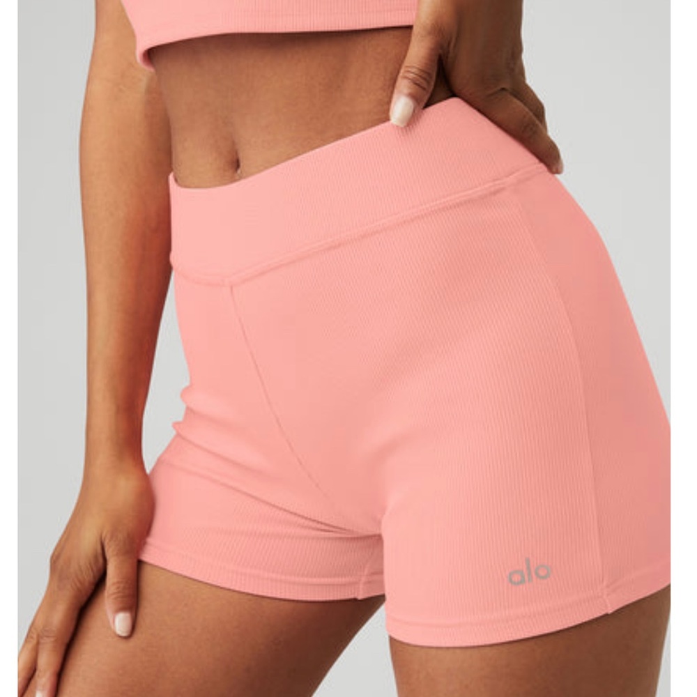 ALO Goddess Ribbed High-Waist Hot Short (strawberry lemonade)